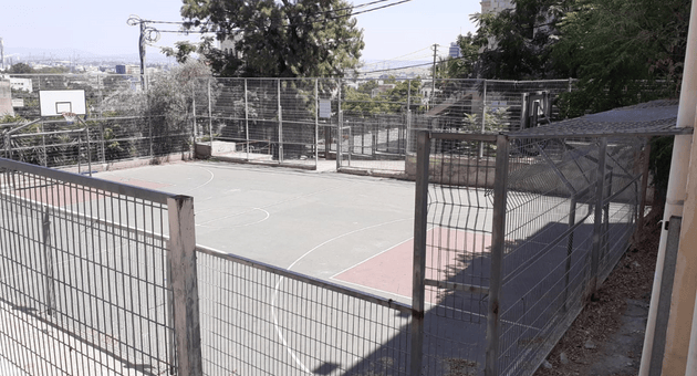 הזנחה מתמשכת. המגרש במתנס