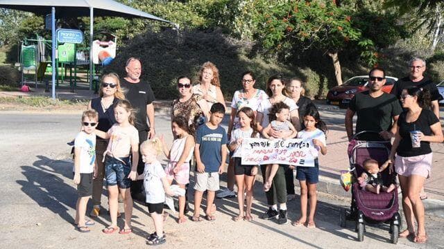 מחאת תושבים בשכונת דניה דורשים שינויים תעבורתיים (צילום: יאיר שגיא) מחאת תושבים בשכונת דניה דורשים שינויים תעבורתיים