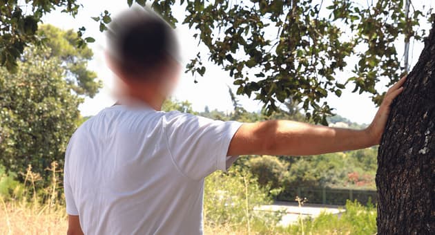 כל ויכוח מסתיים בטלפון למשטרה. עומר
