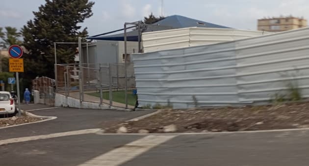 אתר הבנייה צמוד לבית הספר והגנים