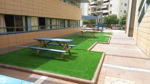 דשא סינתטי בחצר בית ספר שמיר