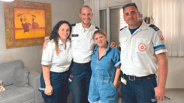רבקה מגד עם הצוות שטיפל בה 