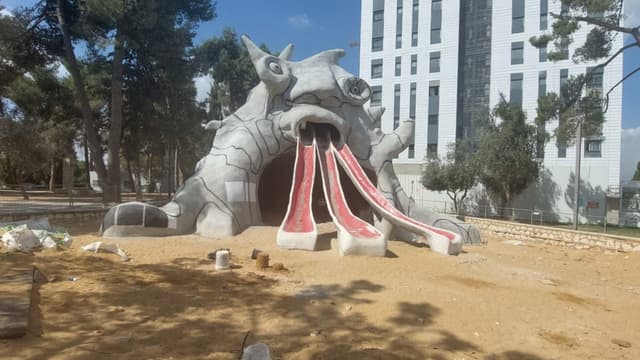 המפלצת והמגדל השנוא (צילום: שלומי אהרוני) פסל המפלצת בקרית יובל