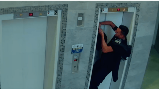השוטר נאבק לשחרר את הכלב