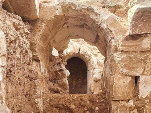 מערכת הקמרונות שהתגלתה בחפירה ארכיאולוגית ברהט