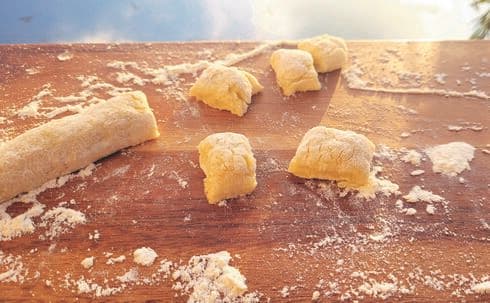 הכנת הניוקי כיפית ולא דורשת מיומנות גדולה