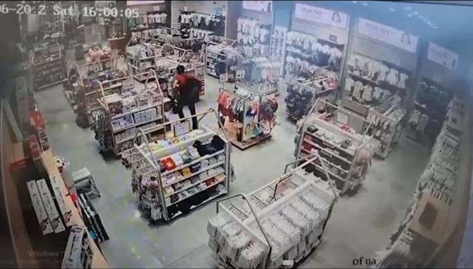 גנב מוצרים בחנויות בחוצות המפרץ