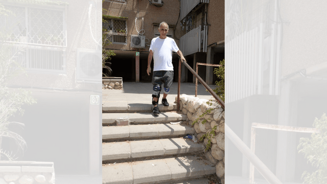אריה פרץ בכניסה לבניין בו הוא גר  