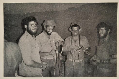 מימין לשמאל: אהרון (במבי) במברגר, אפי מרגי, משה קרביץ ואשר טאובר. מניחים תפילין ברגע של הפוגה