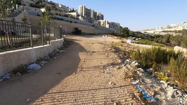 כביש העפר שהתושבים הולכים בו בדרך לצומת רמות