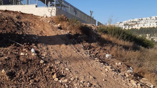 כביש העפר שהתושבים הולכים בו בדרך לצומת רמות