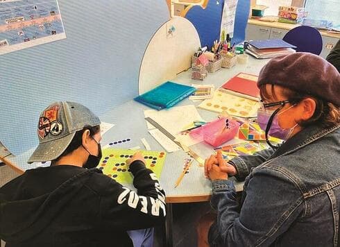 מורה עם ילדים במרכז החינוכי בבית החולים ( צילום: בית החולים מאיר) מורה עם ילדים במרכז החינוכי בבית החולים