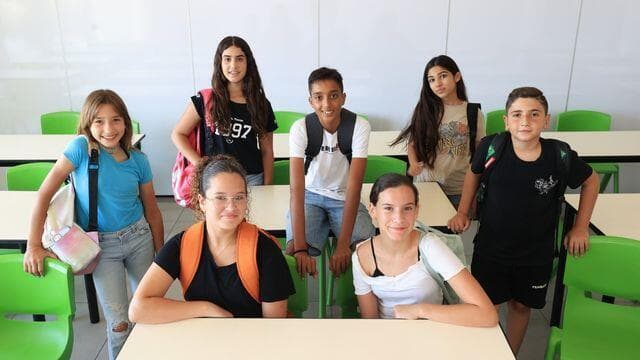 תלמידים מהמחזור הראשון של בית הספר יצחק נבון