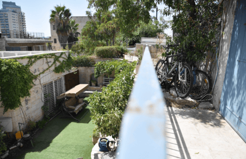 חצר ביתם של הזוג גולדברג 