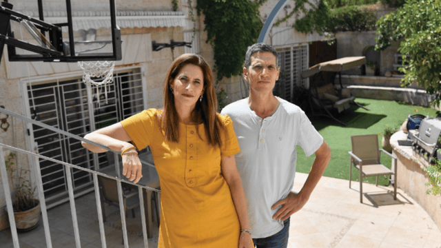 מרגישים שלא סופרים אותם. הזוג גולדברג בחצר ביתם, השבוע