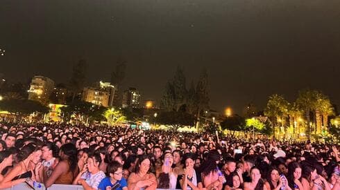 הופעתה של אנה זק בטרם הופסק האירוע ברחובות