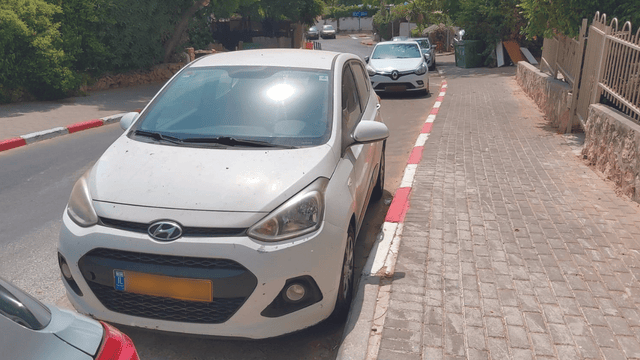 חלק אפור, חלק אדום־לבן