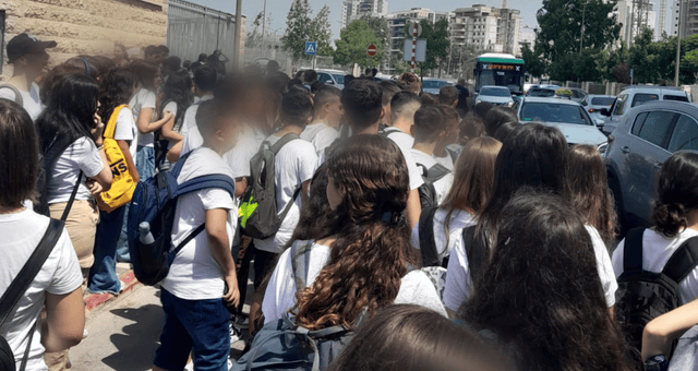 עומס תלמידים בבתי הספר במוצקין