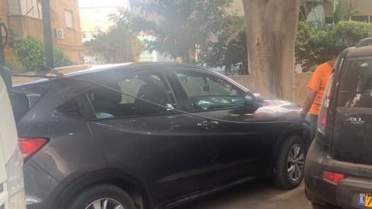 עובד הניקיון מעביר את הצינור