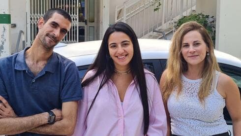 מימין: מנהלת יחידת השירות והמוקד העירוני עדי אוליקר, ועובדי יחידת השירות והמוקד, ירין דוד ומעיין סנה