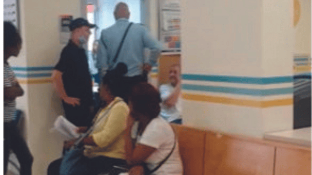 שוטר במנהל החינוך לצד הורים ממתינים שוטר במנהל החינוך לצד הורים ממתינים