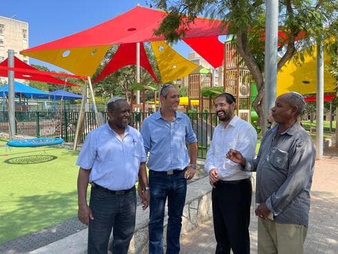 מ"מ ראש העירייה ניר בן חיים מסייר בגני אלון