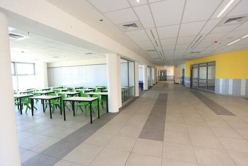 חטיבת הביניים יצחק נבון. התלמידים מגיעים באוטובוס