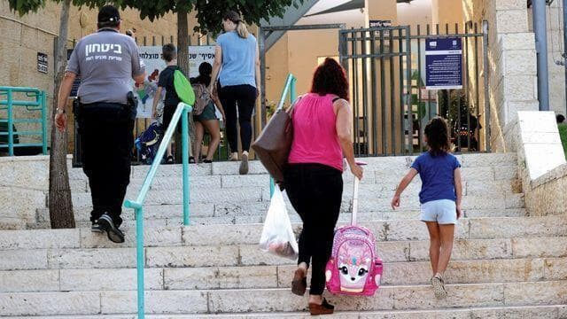 "אי־אפשר ללמוד ככה". פותחים יום לימודים במודיעין