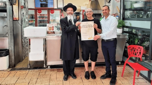 חלוקת תעודת "ברכת העסק השובת בשבת"