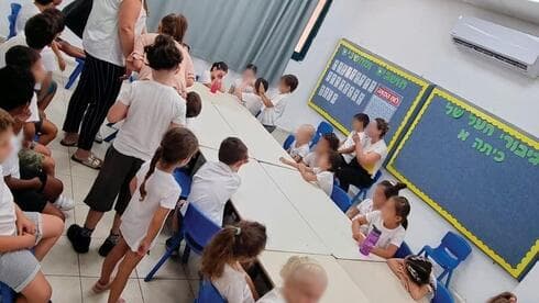 תלמידים יושבים ליד הקיר בהיעדר מקום