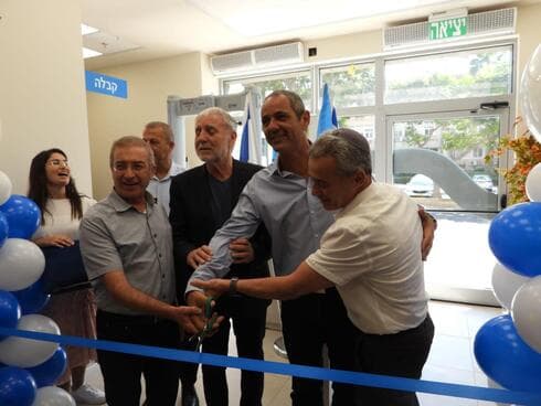 גוזרים את הסרט. במרכז: השר מאיר כהן ומ"מ ראש העירייה בפועל ניר בן חיים