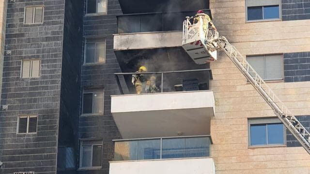 לוחם אש בדירה הבוערת