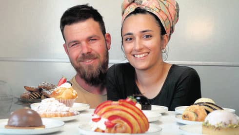 "גדלים לאט ובזהירות". עטרה ואליה ויינר
"גדלים לאט ובזהירות". עטרה ואליה ויינר