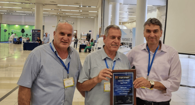 בצר ותעודת ההוקרה עם שי חג'ג' ושי יזרעאלי