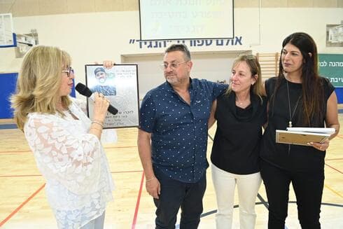 מימין: ליאת תבור, רכזת חברתית של חט"ב הנגיד והמחנכת של עידן שמחון ז"ל, יפה ורון שמחון - הוריו של עידן ז"ל, ויהודית לוין, מנהלת חט"ב הנגיד
