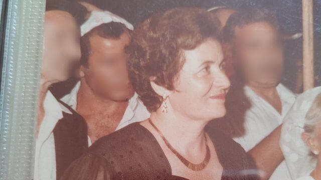 מיכל כהן ז"ל עם חלק התכשיטים שנגנבו