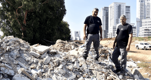 פסולת במזרח העיר. מימין, רותם יחזקאל ואורן לוי חברי הסיירת 