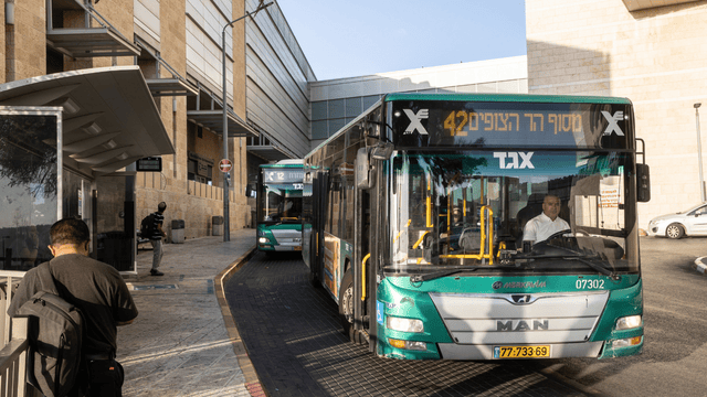 קו 42 במסוף הר הצופים (צילום: אלכס קולומויסקי) מסוף הר הצופים