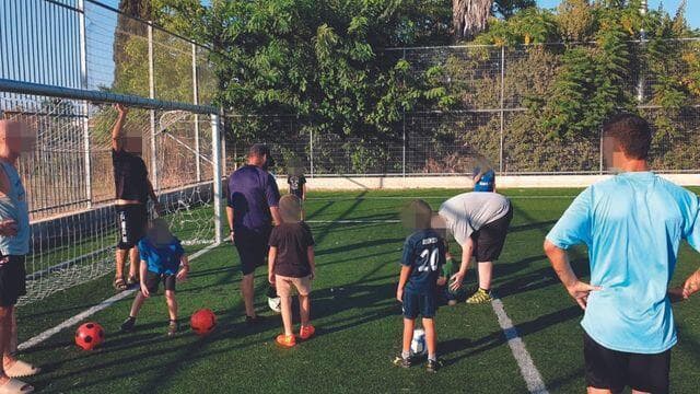 החוג החדש בחדרה. "לראות את הילדים מצליחים לבעוט בכדור, זה כבר מרגש"