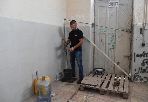 לאחר שנים של מגורים בבניין קצין העיר הפולש המסתורי נחשף 