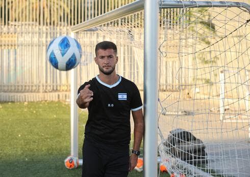 רותם גטניו הפך משחקן כדורגל לכוכב טיקטוק. התרגילים המאתגרים עם הכדור צברו מיליוני צפיות (צילום: גדי קבלו) רותם גטניו הפך משחקן כדורגל לכוכב טיקטוק. התרגילים המאתגרים עם הכדור צברו מיליוני צפיות