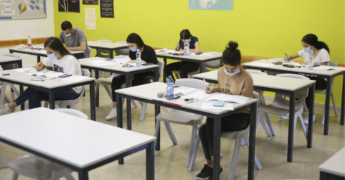 תלמידים במבחן בגרות בעפולה