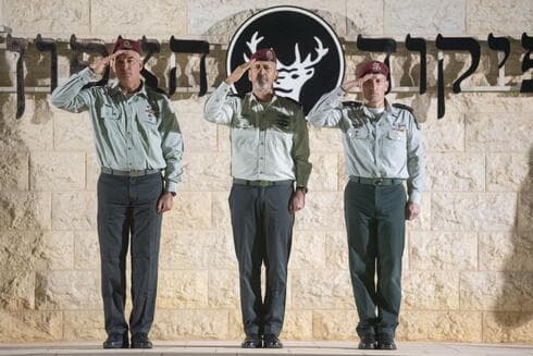 טקס חילופי מפקד פיקוד צפון. האלוף ברעם (מימין) עם מחליפו אלוף אורי גורדין והרמטכ"ל אביב כוכבי (צילום: דובר צה"ל) האלוף אמיר ברעם