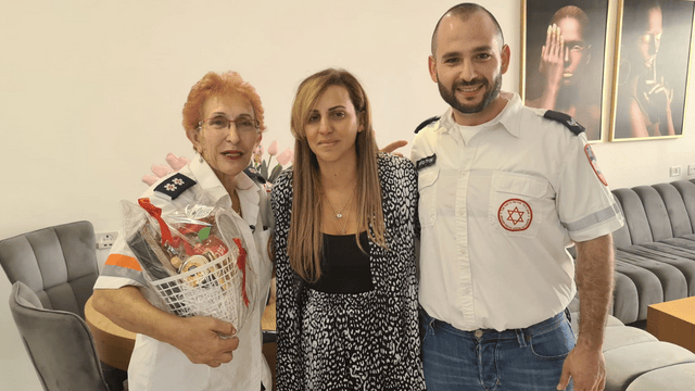 קון עם ביטון החובש וצבי הפראמדיקית