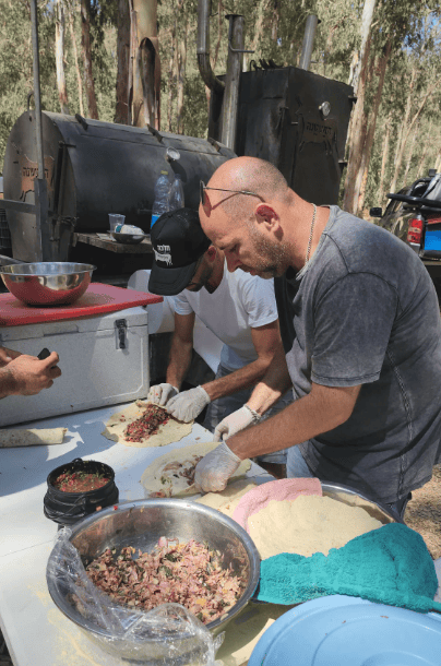 זיו רודר והמעשנה ברקע, מנצח על האירוע