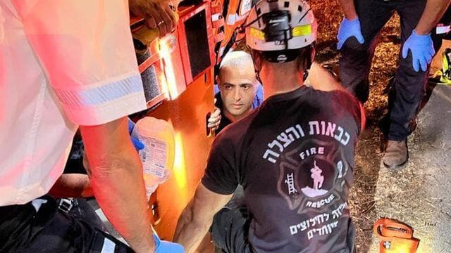 הכבאים נכנסו לתוך הבור