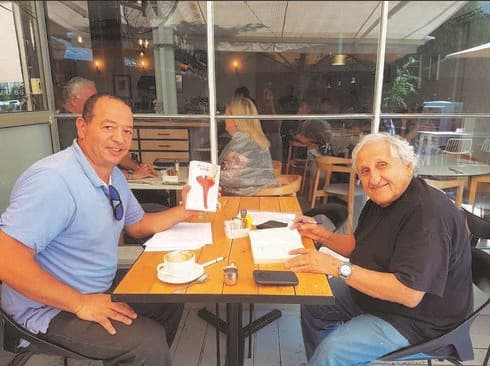 אבי גיל וא.ב יהושע. עד היום אינני מבין מדוע דווקא אני זכיתי במזוודת האוצרות ( צילום פרטי) אבי גיל וא.ב יהושע. עד היום אינני מבין מדוע דווקא אני זכיתי במזוודת האוצרות