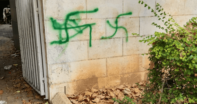 צלבי קרס בשכונת הדר גנים