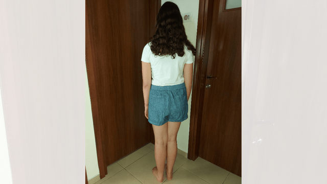 תלמידה מנתניה שנדרשה לחזור לביתה בגלל המכנסיים