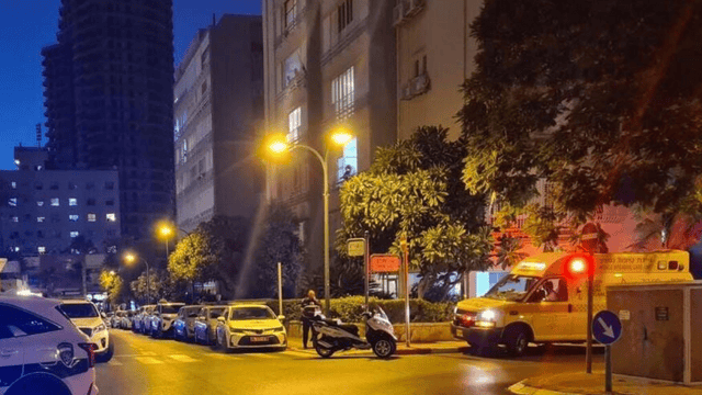 כוחות ההצלה בסמוך לדירה ברחוב קרליבך